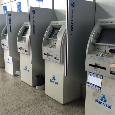 Ladrões arrombaram um dos sete caixas eletrônicos da agência Medianeira do Banrisul, em Santa Maria. A suspeita é que a ação tenha ocorrido na manhã deste domingo, depois das 7h, quando a porta é destravada. Quantia não informada.<!-- NICAID(12114492) -->