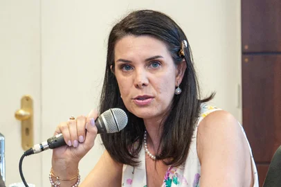 Nova presidente do Comdica de Caxias do Sul, Ana Maria Franchi Pincolini, fala ao microfone durante cerimônia de posse na prefeitura, no dia 19 de dezembro de 2022. <!-- NICAID(15301255) -->