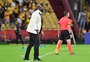Técnico do Barcelona de Guayaquil inova e veste smoking em goleada contra o Corinthians