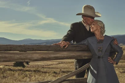 Harrison Ford e Helen Mirren na série 1923 (2022).<!-- NICAID(15341411) -->