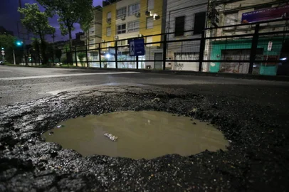 PORTO ALEGRE, RS, BRASIL, 06/06/2023- Buraco na Av. Cristóvão Colombo. Foto: Ronaldo Bernardi / Agencia RBS<!-- NICAID(15448468) -->