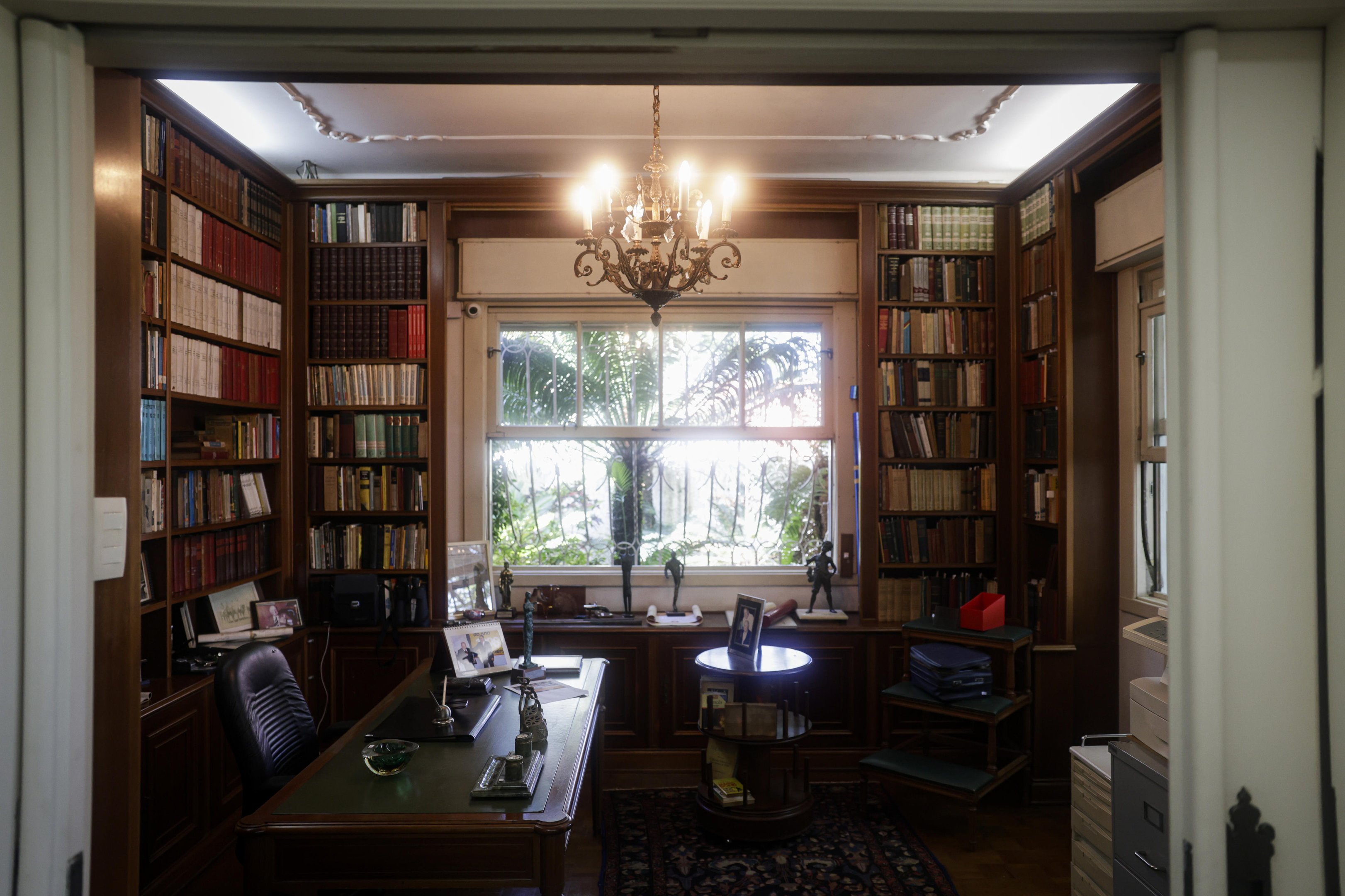 De livros a tapete de 40 metros quadrados: itens da antiga casa do advogado Lia Pires v&atilde;o a leil&atilde;o em Porto Alegre