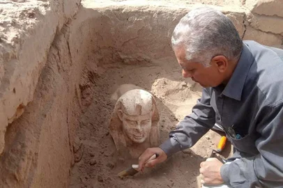 An undated handout picture released by the Egyptian Ministry of Antiquities on March 6, 2023, shows a worker unearthing a statue of the Sphynx near the Dendera Temple in the Qina (Qena) governorate. (Photo by Egyptian Ministry of Antiquities / AFP) / === RESTRICTED TO EDITORIAL USE - MANDATORY CREDIT "AFP PHOTO / HO / EGYPTIAN MINISTRY OF ANTIQUITIES- NO MARKETING NO ADVERTISING CAMPAIGNS - DISTRIBUTED AS A SERVICE TO CLIENTS ==Editoria: ACELocal: QinaIndexador: -Secao: archaeologyFonte: Egyptian Ministry of AntiquitiesFotógrafo: Handout<!-- NICAID(15367787) -->
