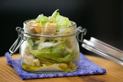 PORTO ALEGRE, RS, BRASIL, 12-02-2016. Salada Ceazar. Receita do caderno Destemperados. . (FOTO ANDRÉA GRAIZ/AGÊNCIA RBS, DESTEMPERADOS).<!-- NICAID(12010960) -->