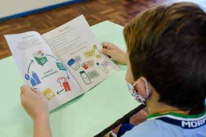 Programa Recicle Bem, Faça o Bem possibilita a troca de materiais recicláveis, como garrafas pet e caixas de papelão, por produtos como bola, mouse, fone sem fio, mochila e materiais escolares em São Sepé, na Região Central. O projeto, que surgiu em 2019, faz parceria com escolas públicas e privadas. - Foto: Recicle Bem, Faça o Bem/Divulgação<!-- NICAID(15492077) -->
