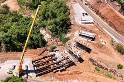 O Departamento Nacional de Infraestrutura de Transportes (DNIT) informa que o trânsito na BR-470, no trecho da Serra das Antas, entre Veranópolis e Bento Gonçalves, terá a retomada do sistema de comboio tradicional a partir deste sábado (25). A circulação de veículos ocorrerá em horários intercalados entre os dois municípios.<!-- NICAID(16153630) -->