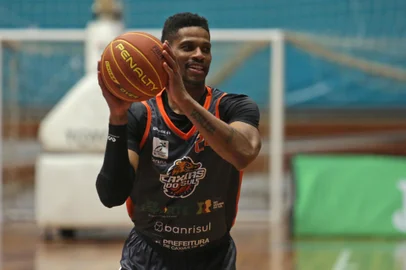 CAXIAS DO SUL, RS, BRASIL, 17/09/2024. Treino do Caxias do Sul Basquete no ginásio do Sesi. O time se prepara para a temporada 2024/2025 do NBB. Na foto, Shamell. (Porthus Junior/Agência RBS)Indexador: Porthus JUNIOR<!-- NICAID(15868934) -->