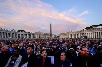 Attendees take part in a rosary prayer in tribute to the former Pope at St Peter's Square, a day after the Pope's death, with the Vatican obelisk in the background, in the Vatican on April 22, 2025. The Pope died of a stroke, the Vatican announced hours after the death on April 21, 2025, of the 88-year-old reformer who inspired devotion but riled traditionalists during 12 years leading the Catholic Church. (Photo by Tiziana FABI / AFP)Editoria: RELLocal: Vatican CityIndexador: TIZIANA FABISecao: popeFonte: AFPFotógrafo: STF<!-- NICAID(16021861) -->