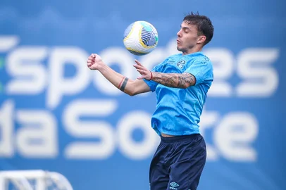 Treino GremioRS - FUTEBOL/ TREINO GREMIO 2024 - ESPORTES - Jogadores do Gremio realizam treino tÃ©cnico durante a tarde desta terca-feira, no CT Luiz Carvalho, na preparaÃ§Ã£o para a partida valida pelo Campeonato Brasileiro 2024. FOTO: LUCAS UEBEL/GREMIO FBPAEditoria: SPOLocal: Porto AlegreIndexador: Lucas UebelSecao: futebolFonte: Gremio.netFotógrafo: Treino Gremio<!-- NICAID(15736687) -->