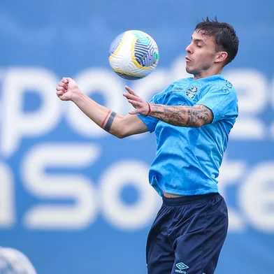 Treino GremioRS - FUTEBOL/ TREINO GREMIO 2024 - ESPORTES - Jogadores do Gremio realizam treino tÃ©cnico durante a tarde desta terca-feira, no CT Luiz Carvalho, na preparaÃ§Ã£o para a partida valida pelo Campeonato Brasileiro 2024. FOTO: LUCAS UEBEL/GREMIO FBPAEditoria: SPOLocal: Porto AlegreIndexador: Lucas UebelSecao: futebolFonte: Gremio.netFotógrafo: Treino Gremio<!-- NICAID(15736687) -->