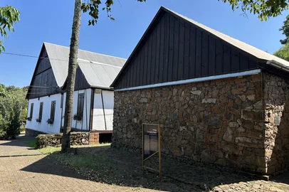 Cervejaria (pedra) e casa comercial da família Ritter em Linha Nova. Não há certeza sobre ano de início da cervejaria. Prefeitura considera 1864 como ano da construção da casa comercial (branca).<!-- NICAID(16281376) -->