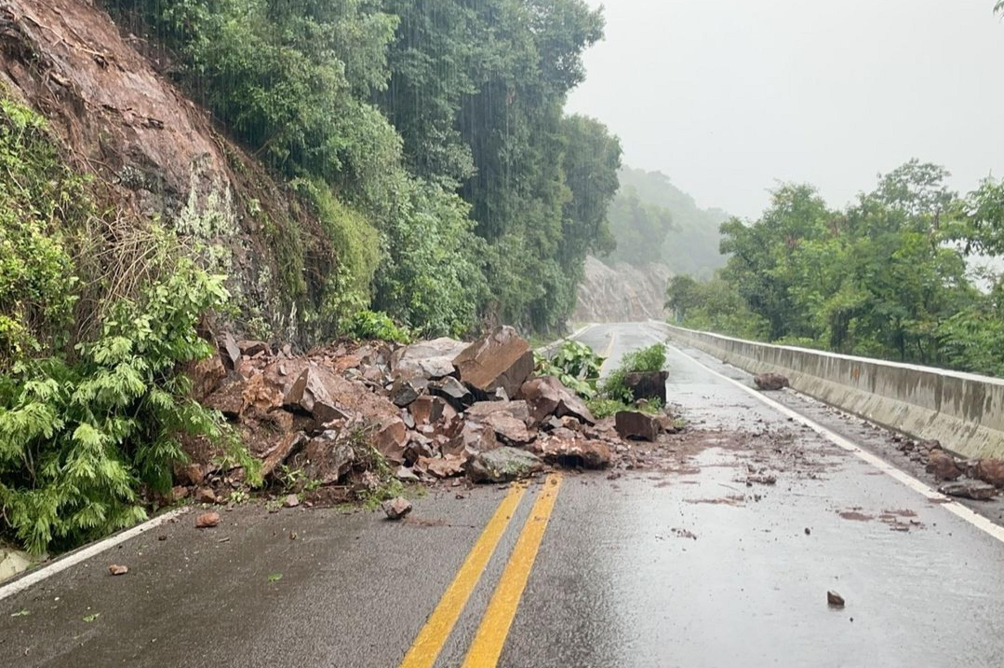 Queda de barreira bloqueia a BR-116, entre Caxias do Sul e Nova Petr&oacute;polis
