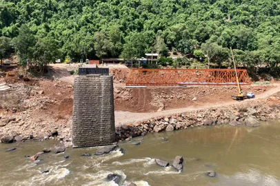 Ponte que liga Nova Roma do Sul e Farroupilha está pronta para ser içada<!-- NICAID(15629194) -->