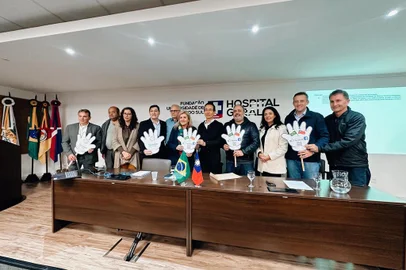 Ocorreu no auditório do Hospital Geral, em Caxias do Sul, na tarde desta sexta-feira (10/05), a reunião de mobilização regional, convocada pela Mobilização por Caxias do Sul – MobiCaxias para apresentar o resultado da missão técnica da Serra Gaúcha que esteve em Brasília, no início do mês. A comitiva participou de diversas reuniões em ministérios, além de visitarem deputados federais e senadores gaúchos. No encontro em Caxias do Sul também foi celebrado o termo de doação da embaixada de Taiwan, que repassou R$ 250 mil para as vítimas das enchentes do Rio Grande do Sul. O documento foi assinado pelo subchefe da Casa Civil do RS, Gustavo Paim, e pelo cônsul da Taiwan no Brasil, Luis K. J. Fong.<!-- NICAID(15761409) -->