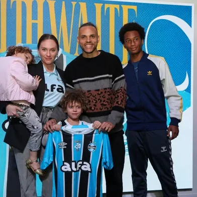 Braithwaite e a família. Na foto, com a esposa Anne-Laure <!-- NICAID(16120280) -->