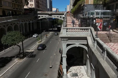 Jefferson Botega / Agencia RBS PORTO ALEGRE, RS, BRASIL, 12-09-2025: Faltando três meses para a nova previsão de entrega, seguem em andamento as obras de revitalização do viaduto Otávio Rocha, iniciado em novembro de 2022. O projeto, que deveria ter sido concluído em maio deste ano, agora tem dezembro como prazo final estipulado pela prefeitura. Foto: Jefferson Botega/Agência RBS<!-- NICAID(16122711) -->