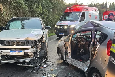 Colisão entre dois carros deixa três feridos no acesso norte de Garibaldi. Acidente ocorreu na manhã desta quinta-feira, próximo ao Posto 290. Uma das vítimas ficou gravemente ferida.<!-- NICAID(16328023) -->