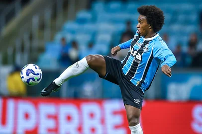 RS - FUTEBOL/CAMPEONATO BRASILEIRO 2025/GREMIO x BOTAFOGO - ESPORTES - Lance da partida entre Gremio e Botafogo disputada na noite desta quarta-feira, na Arena do Gremio, em partida valida pela Campeonato Brasileiro 2025. FOTO: LUCAS UEBEL/GREMIO FBPA<!-- NICAID(16132268) -->