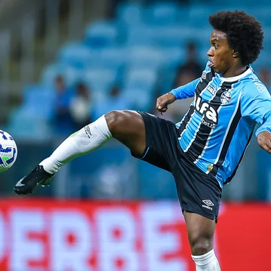 RS - FUTEBOL/CAMPEONATO BRASILEIRO 2025/GREMIO x BOTAFOGO - ESPORTES - Lance da partida entre Gremio e Botafogo disputada na noite desta quarta-feira, na Arena do Gremio, em partida valida pela Campeonato Brasileiro 2025. FOTO: LUCAS UEBEL/GREMIO FBPA<!-- NICAID(16132268) -->