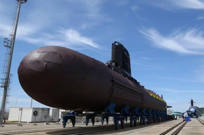O presidente da República, Luiz Inácio Lula da Silva, e o presidente francês, Emmanuel Macron, participarão da cerimônia de batismo e lançamento ao mar do submarino Tonelero (S42), que acontecerá em Itaguaí, no Rio de Janeiro, nesta quarta-feira (27).<!-- NICAID(15717838) -->