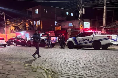 A Polícia Civil/RS, por meio da DRACO de Caxias do Sul, com o apoio da Guarda Municipal, realizou na última quinta-feira (15), a Operação Boteco Azul, com o cumprimentos de mandados de busca e apreensão  e de abordagens no Bairro Fátima. Na ação, dois homens de 24 e 35 anos foram presos em flagrantes. <!-- NICAID(16038788) -->
