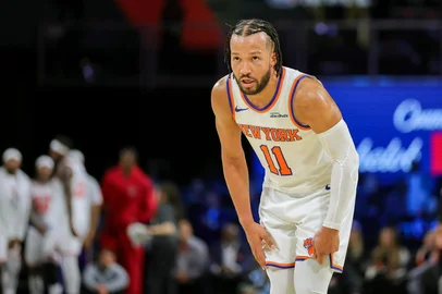ETHAN MILLER / GETTY IMAGES NORTH AMERICA via AFP LAS VEGAS, NEVADA - DECEMBER 13: Jalen Brunson #11 of the New York Knicks waits for a free throw attempt in the second quarter of a semifinal game of the Emirates NBA Cup against the Orlando Magic at T-Mobile Arena on December 13, 2025 in Las Vegas, Nevada. The Knicks defeated the Magic 132-120. NOTE TO USER: User expressly acknowledges and agrees that, by downloading and or using this photograph, User is consenting to the terms and conditions of the Getty Images License Agreement. Ethan Miller/Getty Images/AFP (Photo by Ethan Miller / GETTY IMAGES NORTH AMERICA / Getty Images via AFP)<!-- NICAID(16187501) -->