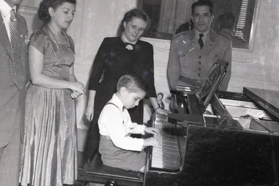 Pequeno pianista gaúcho em visita  a primeira dama sra. Fabíola Dornelles.<!-- NICAID(15564321) -->