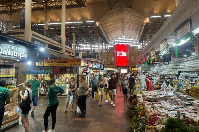 Compras de última hora na véspera de Natal em Porto Alegre. Shoppings Barra e Praia de Belas e Mercado Público.<!-- NICAID(16193283) -->