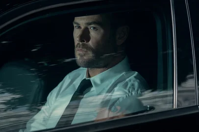 Chris Hemsworth stars as âDavisâ in CRIME 101. (Photo Credit: Merrick Morton)<!-- NICAID(16226075) -->