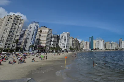 View of a statue depicting Brazilian football legend Pele, design by Brazilian artist Luis Costa, at Rei Pele pier, in Sao Vicente, coast of Sao Paulo state, Brazil, taken on December 19, 2023. Pele "would have been sad" at the state of the current Brazilian national team, his son Edinho has told AFP in an interview days before the first anniversary of his death on December 29, 2023. (Photo by Nelson ALMEIDA / AFP) / RESTRICTED TO EDITORIAL USE - MANDATORY MENTION OF THE ARTIST UPON PUBLICATION - TO ILLUSTRATE THE EVENT AS SPECIFIED IN THE CAPTIONEditoria: SPOLocal: Sao VicenteIndexador: NELSON ALMEIDASecao: soccerFonte: AFPFotógrafo: STF<!-- NICAID(15637662) -->