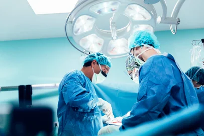 Team of Surgeons Operating in the Hospital.Indexador: Santiago NunezFonte: 150608240<!-- NICAID(15462002) -->