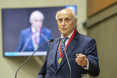 SessÃ£o Solene de outorga do tÃ­tulo de cidadÃ£o de Porto Alegre ao Sr. Eduardo matarazzo Suplicy, por proposiÃ§Ã£o da vereadora Natasha Ferreira.<!-- NICAID(16268243) -->