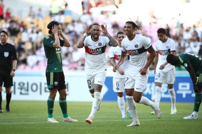 Neymar comemora gol depois de ficar cinco meses sem atuar pelo PSG. O atacante brasileiro voltou a campo nesta quinta-feira (3), em amistoso do time francês contra os coreanos do Jeonbuk, na Coréia do Sul.