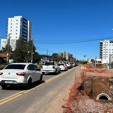 Obra de revitalização do acesso ao Desvio Rizzo, em Caxias, provoca novos bloqueios de trânsito. Na foto, Avenida Alexandre Rizzo<!-- NICAID(15514816) -->