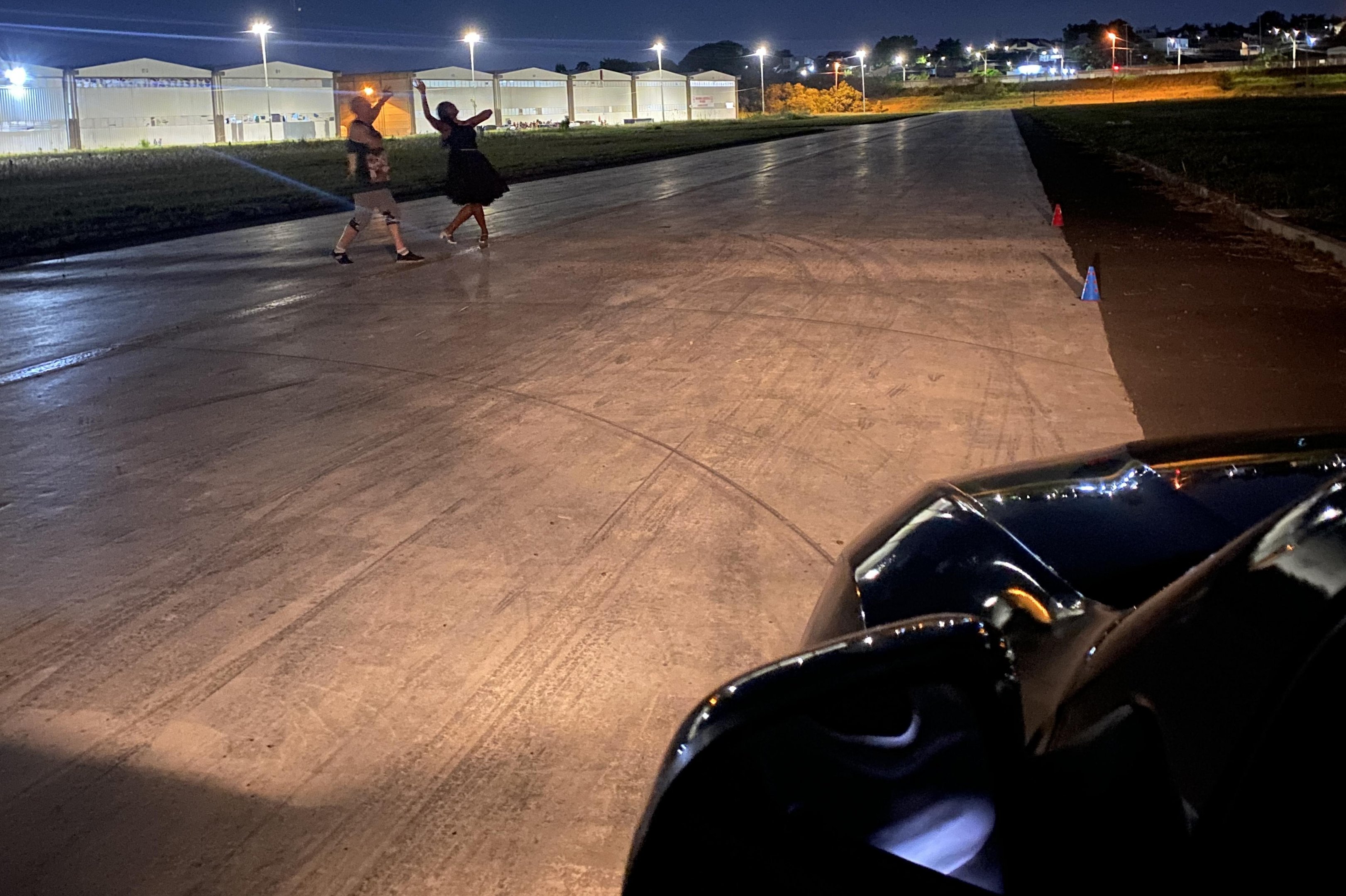 Com lanternas e far&oacute;is de carros, escolas de samba improvisam ensaios noturnos para o Carnaval de Porto Alegre