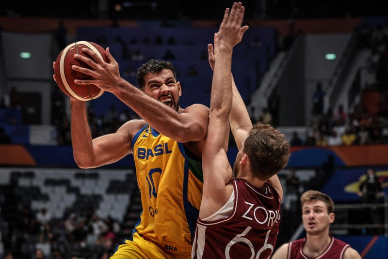 Brazil's Tim Soares (L) as Latvia's Kristers Zoriks tries to block during the FIBA Basketball World Cup group L match between Brazil and Latvia at Indonesia Arena in Jakarta on September 3, 2023. (Photo by Yasuyoshi CHIBA / AFP)Editoria: SPOLocal: JakartaIndexador: YASUYOSHI CHIBASecao: basketballFonte: AFPFotógrafo: STF<!-- NICAID(15529988) -->