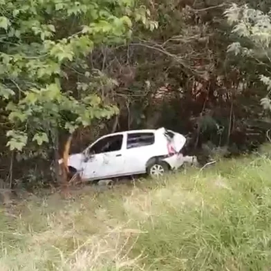 Carro perdeu controle e bateu em árvore<!-- NICAID(16119434) -->