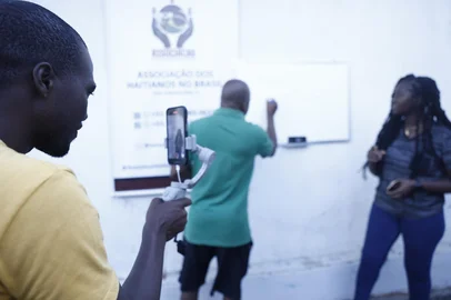 PORTO ALEGRE, RS, BRASIL - 2025.01.12 - A Associação dos Angolanos e Amigos do Rio Grande do Sul está com um novo projeto que visa a produção de conteúdos digitais para novos imigrantes que chegam à Capital/Região Metropolitana. Foto: André Ávila / Agencia RBS<!-- NICAID(15952223) -->