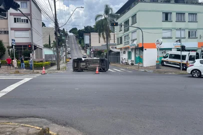 Carro capota na Avenida São Leopoldo, em Caxias do Sul<!-- NICAID(16205383) -->