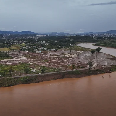 CRUZEIRO DO SUL, RS, BRASIL, 17-06-2025: O bairro Passo de Estrela, em Cruzeiro do Sul, às margens do Rio Taquari, em etapa de remoção de resíduos. A região foi completamente devastada pela enchente que atingiu o Rio Grande do Sul em maio de 2024, passou a ser considerada área de risco e não deve mais ser habitada. O local deverá ser transformado em praça ou parque, com estruturas resilientes às enchentes. Foto: Mateus Bruxel/Agência RBSLocal: Estrela<!-- NICAID(16062509) -->