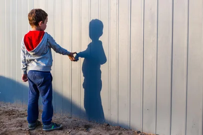boy and his shadow. Lonely little child playing with his shadow Indexador: EvgeniyAndreevFonte: 230143593<!-- NICAID(15476715) -->