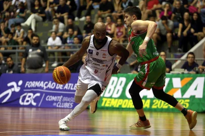 CAXIAS DO SUL, RS, BRASIL, 23/10/2024. Caxias do Sul Basquete x União Corinthians, jogo válido pela terceira rodada do Novo Basquete Brasil - NBB 2024/2025 - realizado no ginásio do Sesi. (Porthus Junior/Agência RBS)<!-- NICAID(15897789) -->