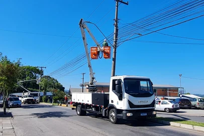 Retirada de fios sem uso em postes alteram o trânsito de Bento Gonçalves neste domingo.<!-- NICAID(15991251) -->