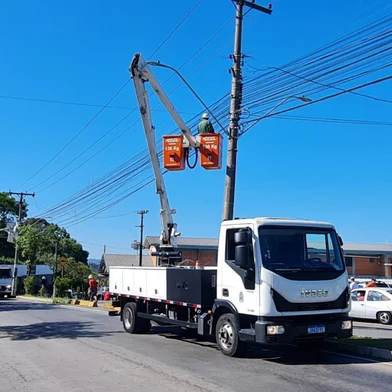 Retirada de fios sem uso em postes alteram o trânsito de Bento Gonçalves neste domingo.<!-- NICAID(15991251) -->