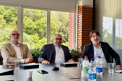 Ubiratã Rezler, presidente do Simecs; Ruben Bisi, vice-presidente de Relações Institucionais; e Paulo Scopel, presidente eleito do Simecs para o próximo triênio. Apresentação do balanço da gestão de Bira.<!-- NICAID(16187579) -->