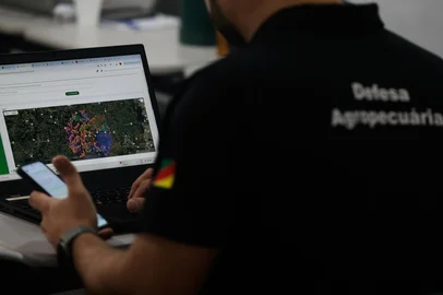 MONTENEGRO, RS, BRASIL - 2025.05.17 - Operação contra a gripe aviária detectada em Montenegro envolve emater e Brigada Militar Ambiental. No Centro de Treinamento da Emater foi montada uma estrutura de rastreio para o trabalho de inspeção. As equipes planejam a vistoria e fiscalização de 540 propriedades em um raio de 10km de onde foi detectado o foco da gripe aviária, trabalho que pode levar até 7 dias. (Foto: André Ávila/ Agência RBS)<!-- NICAID(16039663) -->