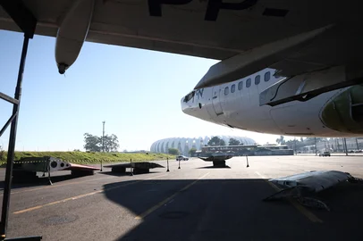 Porto Alegre, RS, Brasil - Avião ao lado do beira rio é desmontado para ser retirado do local. Foto Jonathan Heckler / Agencia RBS<!-- NICAID(16029879) -->