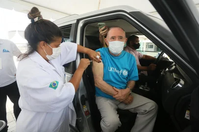 *EXCLUSIVO* Renato AragÃ£o toma vacina Coronavac Covid 19 na Barra da Tijuca.AGN_2071927 - *EXCLUSIVO* Rio de Janeiro, BRASIL  - O ator e humorista Renato Aragão, de 86 anos, foi vacinado nesta quinta-feira (11) no Rio de Janeiro. Ele tomou a primeira dose da vacina em um drive-thru, no qual não precisou sair do carro para receber a imunização. No seu perfil do Instagram, compartilhou vídeos do momento nos Stories e falou sobre a emoção de ser vacinado em publicação.Local: Rio de JaneiroIndexador: AGNWFonte: AgNews / AgNews<!-- NICAID(14717679) -->