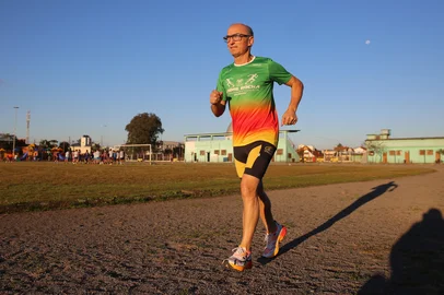CAXIAS DO SUL, RS, BRASIL, 07/07/2025. Aos 57 anos, Jaime Maria da Rocha equilibra sua rotina com um desafio pessoal inspirador: correr no mínimo 10 quilômetros todos os dias até completar 60 anos de idade. (Porthus Junior/Agência RBS)Indexador: Porthus JUNIOR<!-- NICAID(16076065) -->
