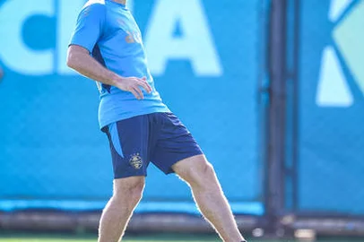 Lucas Uebel / Gremio,Divulgação RS - FUTEBOL/ TREINO GREMIO 2025 - ESPORTES - Jogadores do Gremio realizam treino técnico durante a tarde desta segunda-feira, no CT Luiz Carvalho, na preparação para a partida valida pelo Campeonato Brasileiro 2025. FOTO: LUCAS UEBEL/GREMIO FBPA<!-- NICAID(16160875) -->